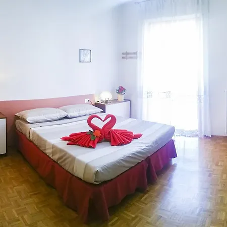 Rosso Apartment *